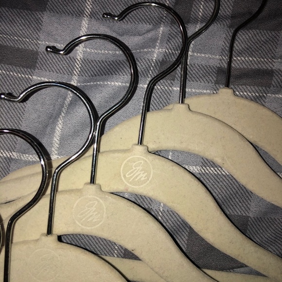 Pack of 8 cream/white kid hangers velvet material - Picture 8 of 8